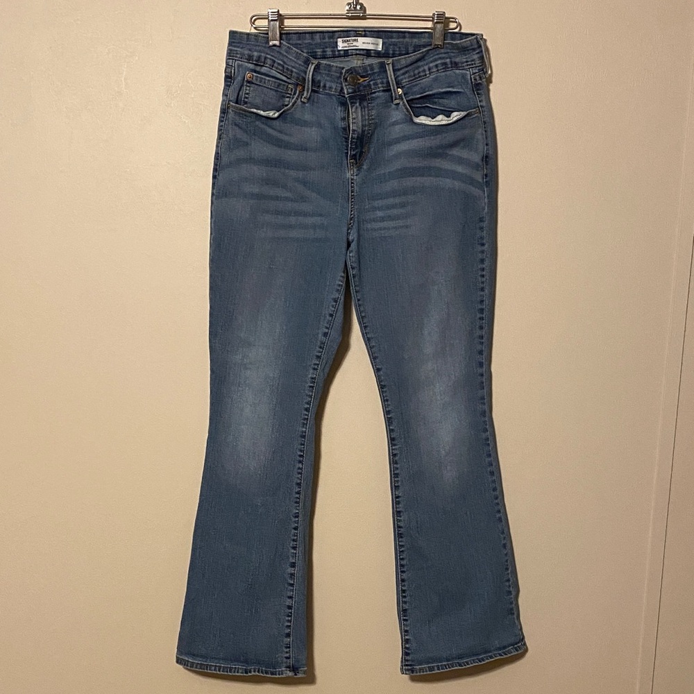 👖 Levi Strauss Signature Gold Women's Flare Jeans in Classic Blue